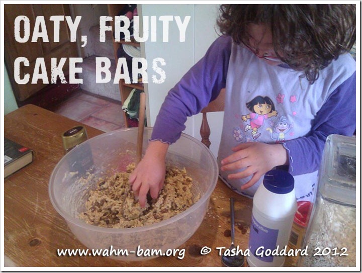 Oaty fruity cake bars: healthy and delicious cereal bars. Ideal for cooking with children. Low GI. 